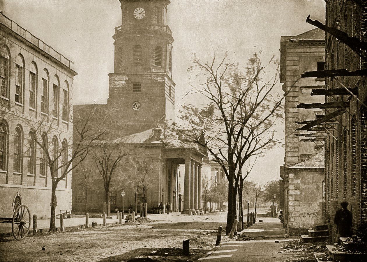 Igreja de São Miguel após o bombardeio, Charleston, Carolina do Sul, 1861-65 de Mathew B. Brady