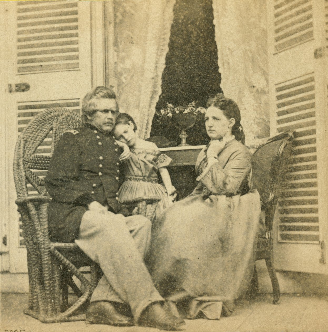 Major General Ord com sua esposa e filho, na mansão anteriormente ocupada por Jefferson Davis, Richmond, Virginia, 1865 de Mathew B. Brady