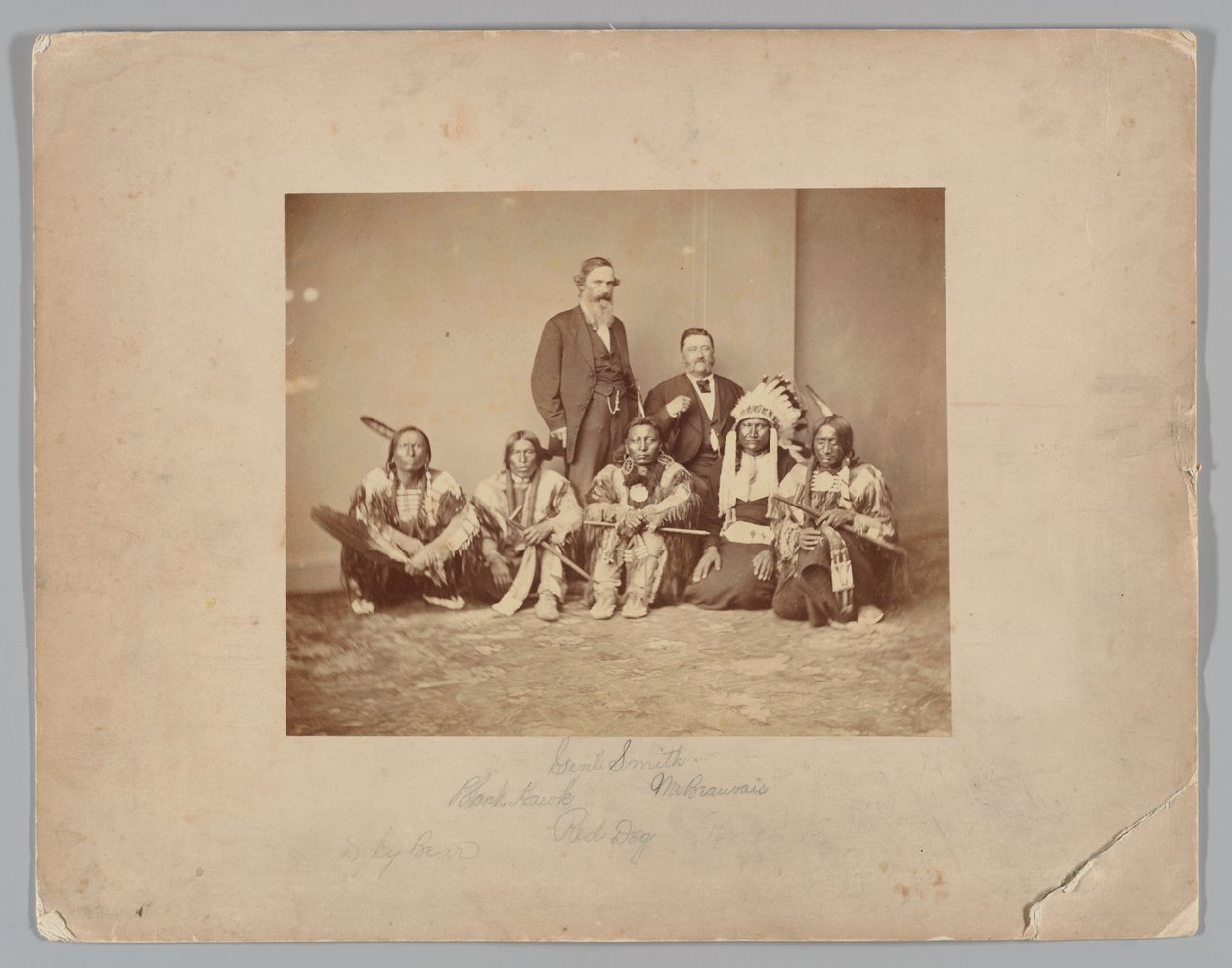 O general J. E. Smith e índios de Mathew B. Brady