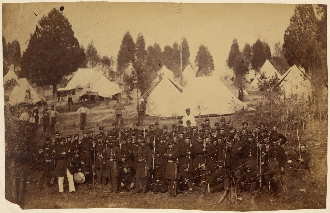 Terceiro Regimento de Infantaria de Connecticut, Camp Douglas, 1861/[Tropas da União e Acompanhantes do Acampamento] de Mathew B. Brady