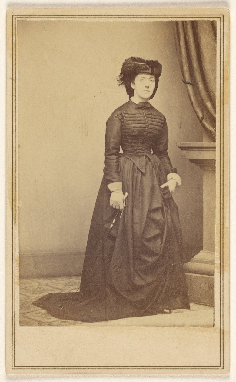 [Mulher não identificada com chapéu e vestido comprido escuro.] de Mathew B. Brady