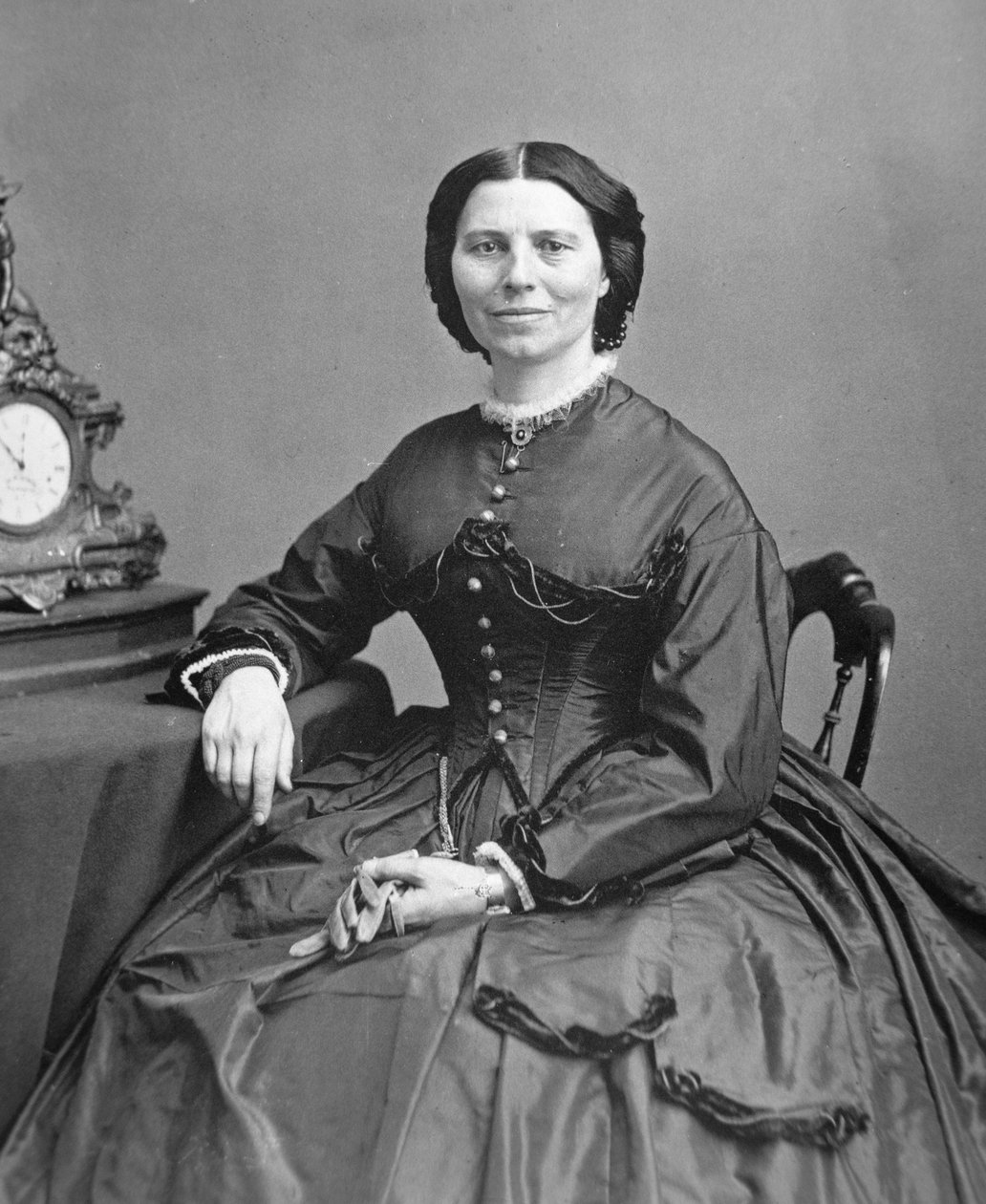 Clara Barton (1821-1912), c.1865 (foto a p/b) de Mathew Brady