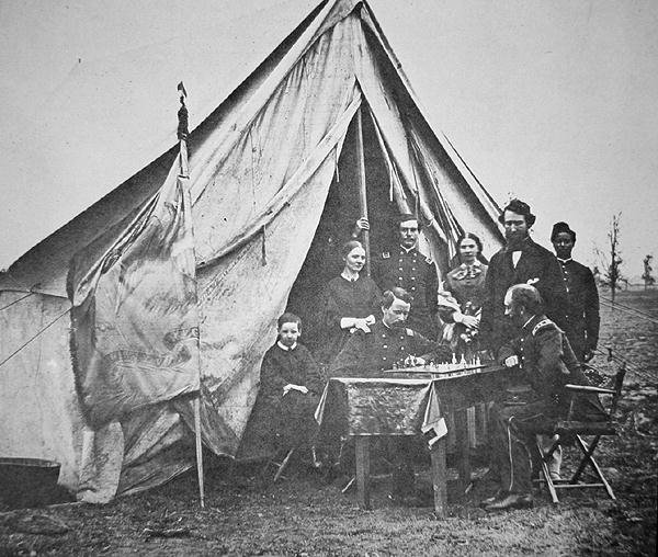 Coronel James P. McMahon com familiares e amigos jogando xadrez na sede do 164º Regimento de Infantaria de Nova Iorque (foto a p/b) de Mathew Brady