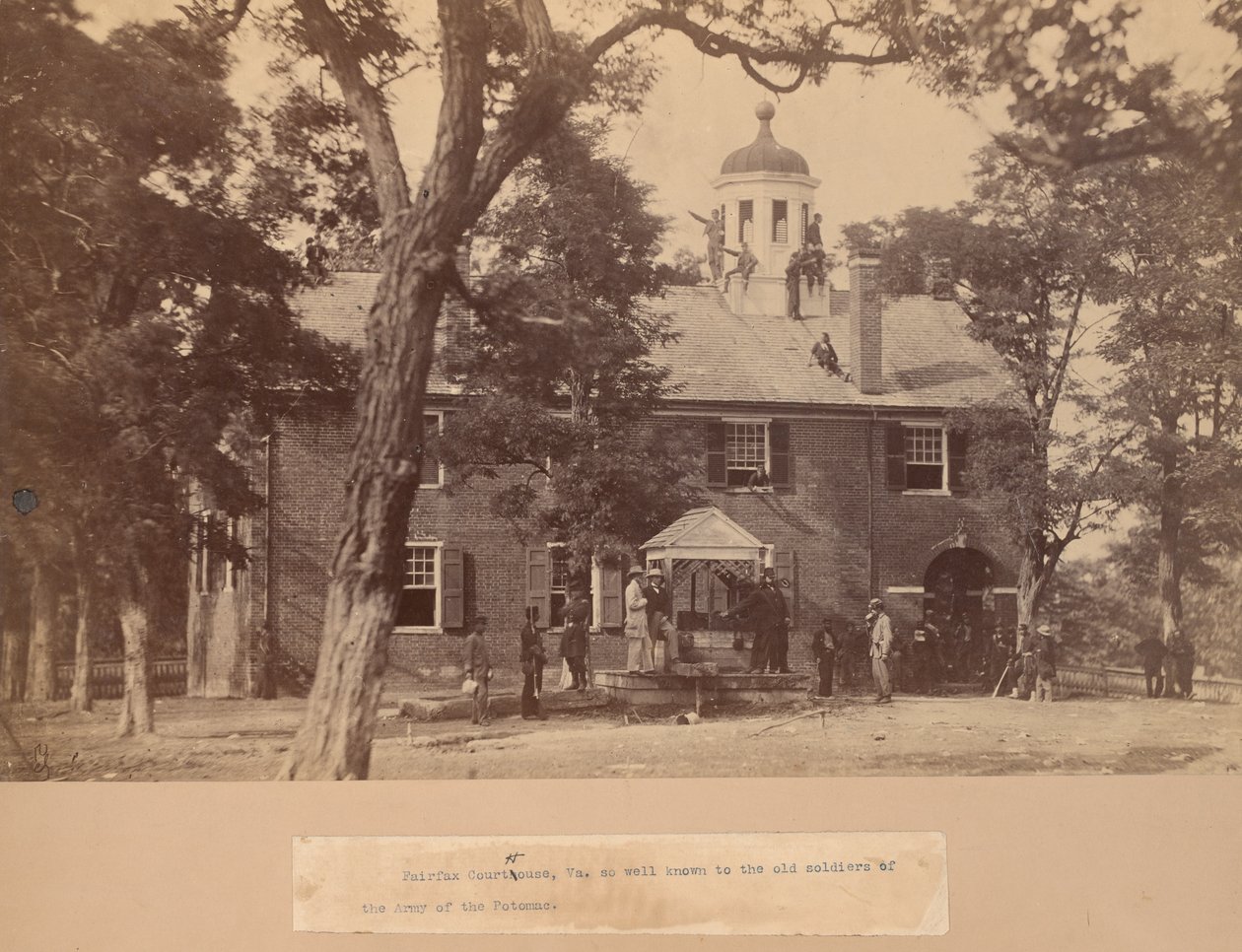 Fairfax Court House, Virgínia, com soldados da União na frente e no telhado de Mathew Brady