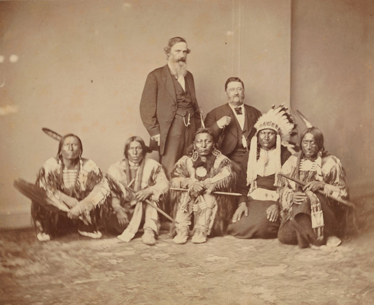 General J. E. Smith e índios, 1870s. de Mathew Brady