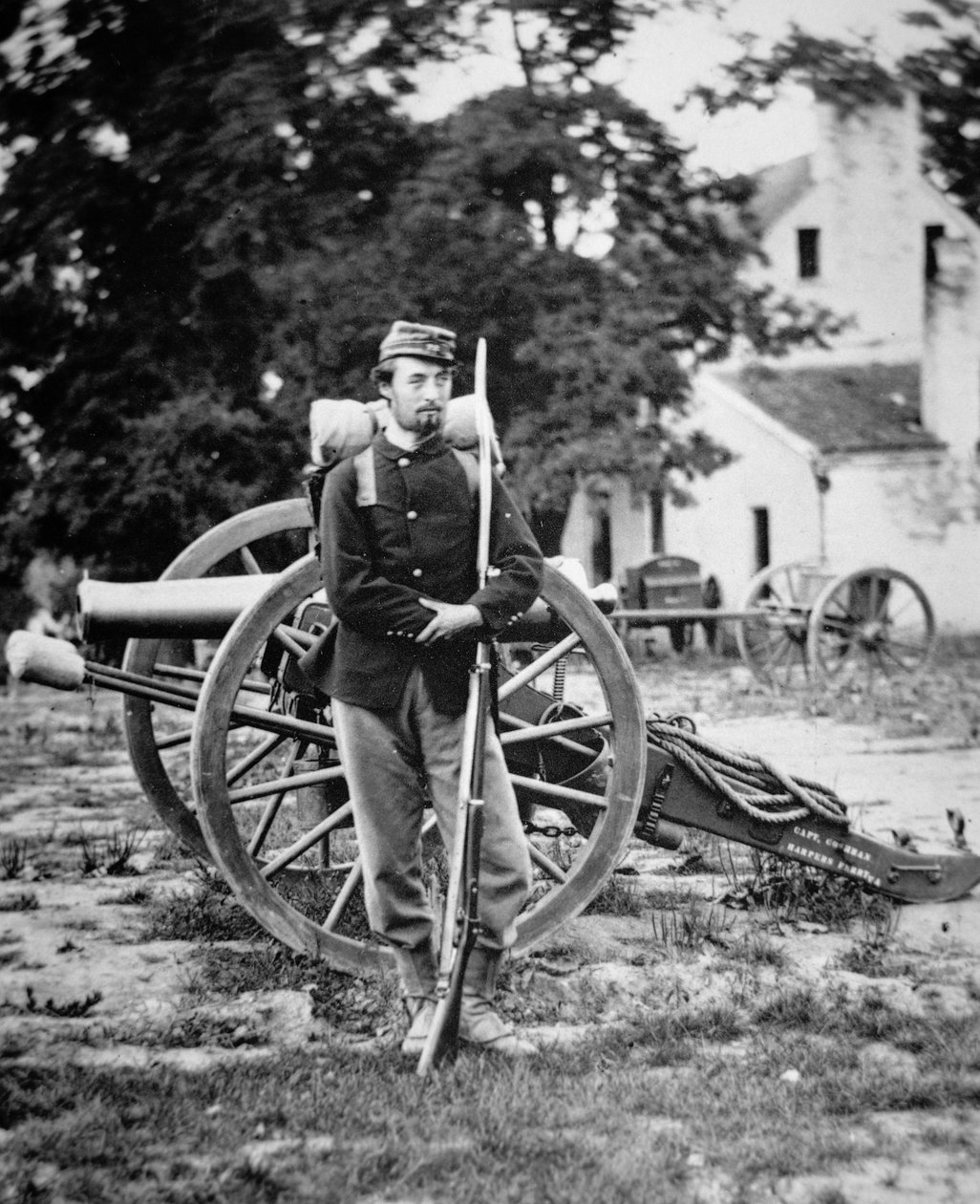 Soldado D.W.C. Arnold, Exército da União, fotografado perto de Harper