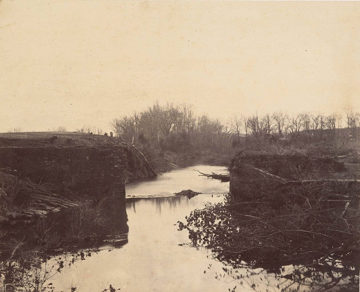 Ruins of Stone Bridge - Bull Run, 1862. de Mathew Brady