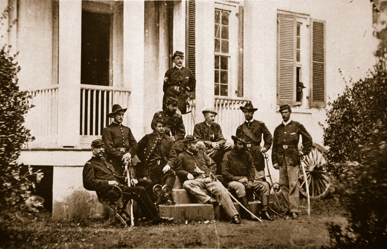 Os 164º Voluntários de Nova York na sede do General McMahon, 1861-65 (foto sépia) de Mathew B. Brady