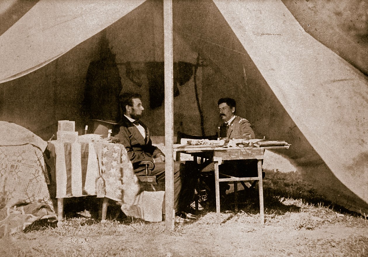 A última entrevista entre o presidente Lincoln e o general McClellan em Antietam, 1862 de Mathew B. Brady