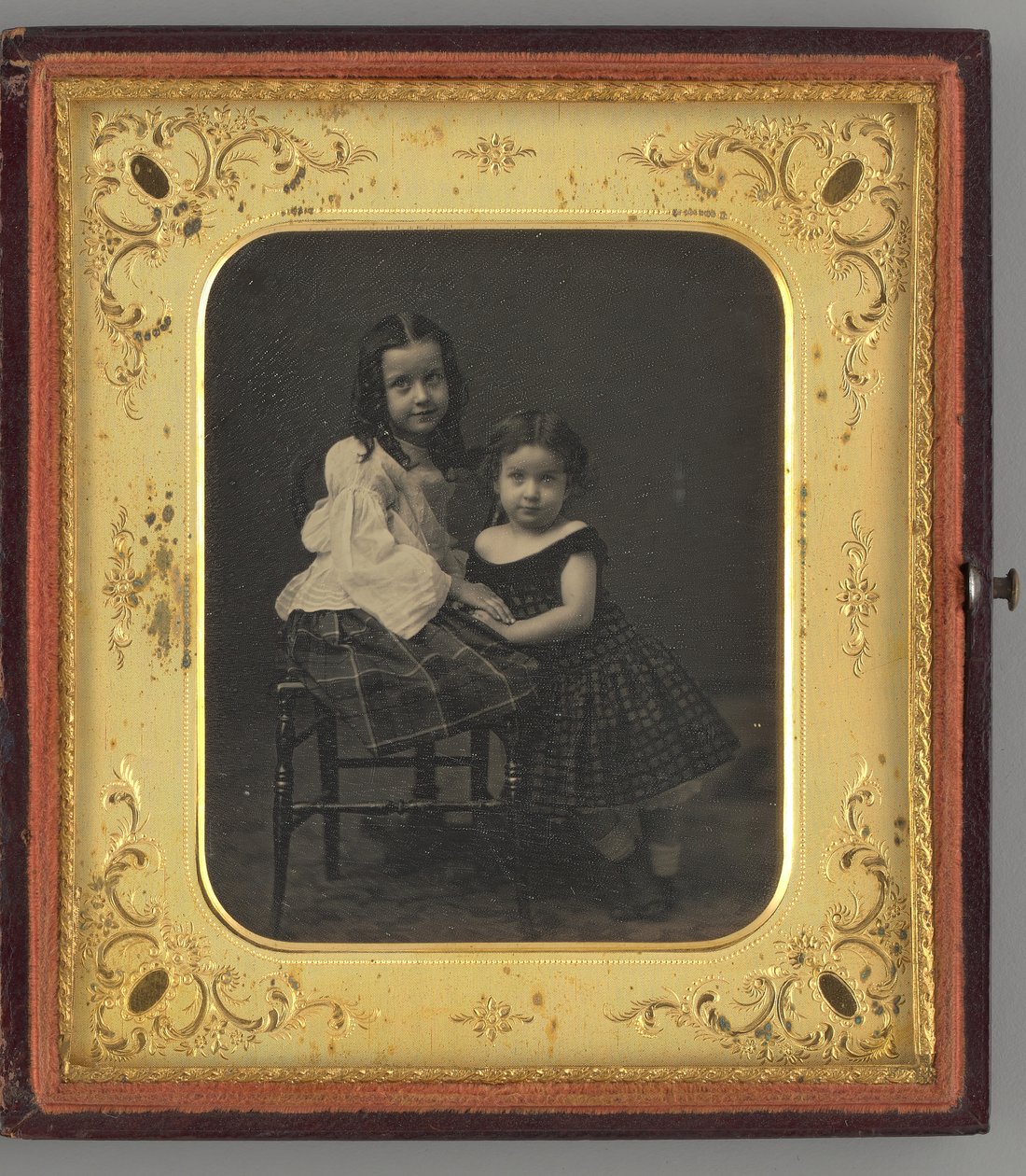 Untitled Portrait of Two Girls, 1861. de Mathew Brady