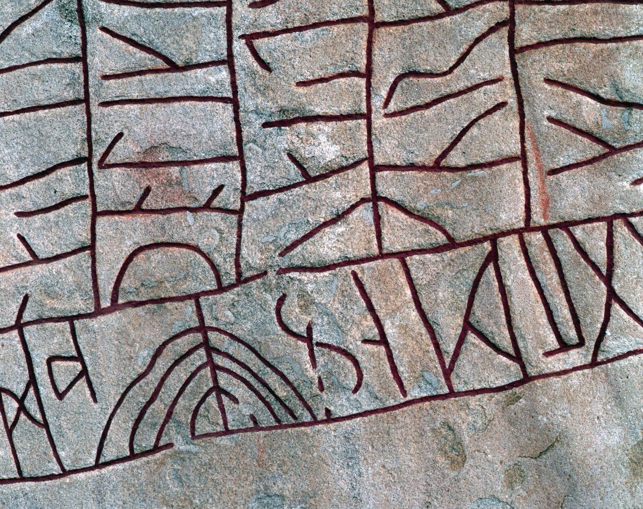 Detalhe da pedra rúnica em Rök, Östergötland, Suécia. de Mats Alm