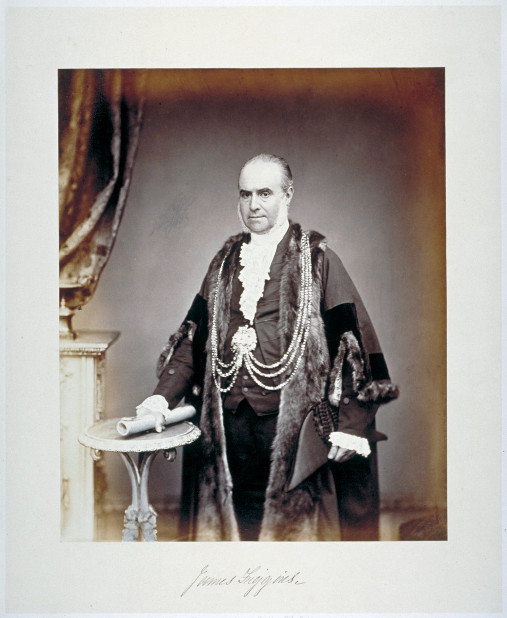 James Figgins, xerife de Londres, em traje de luto, c1865 de Maull and Co