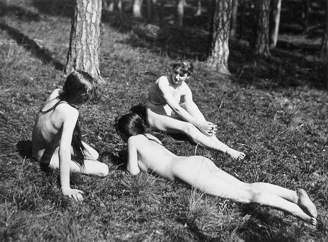 Ao ar livre; estudo de 50 modelos, Alemanha, década de 1920 de Max Koch