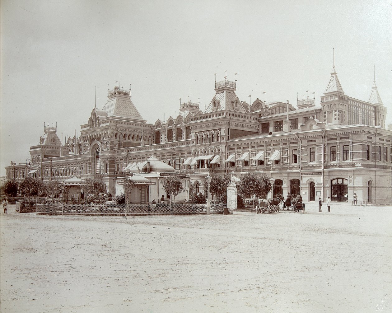 Prédio da feira principal, a Exposição de Toda a Rússia, Nizhny Novgorod, Rússia, 1896. de Maxim Dmitriev