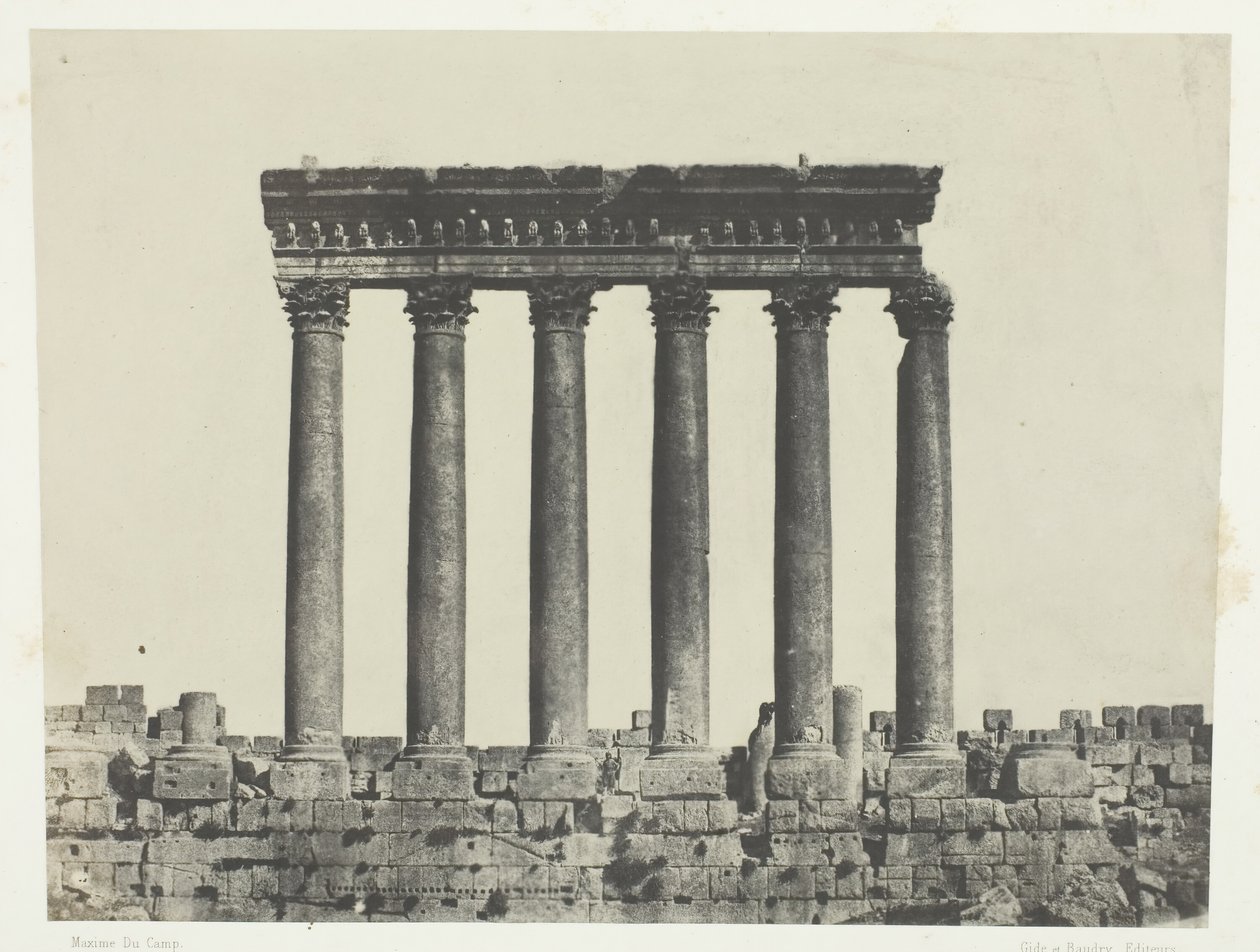 Baalbeck Heliopolis, Colonnade Of The Temple Of The Sun, Síria, 184951, impresso em 1852. de Maxime Du Camp