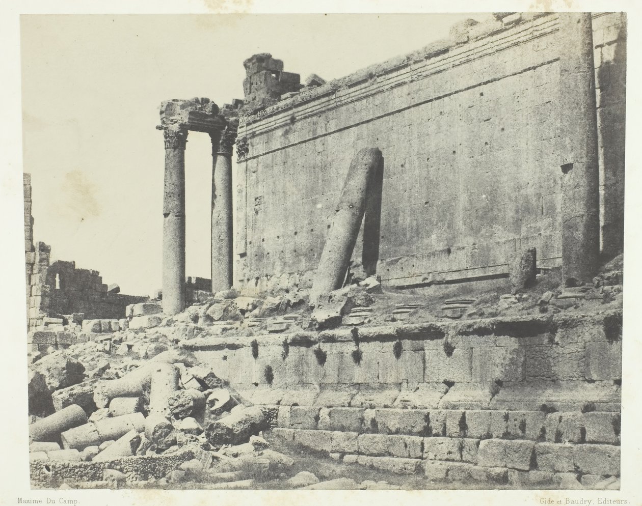 Baalbeck Heliópolis, Templo de Júpiter, Frente Leste, Síria, 184951, impresso em 1852. de Maxime Du Camp