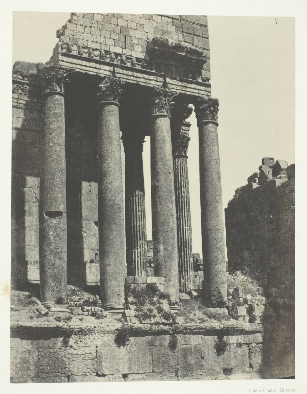 Baalbeck Heliópolis, Templo de Júpiter, Vista Tirada do Ângulo Sudeste, Síria, 184951, impresso em 1852. de Maxime Du Camp
