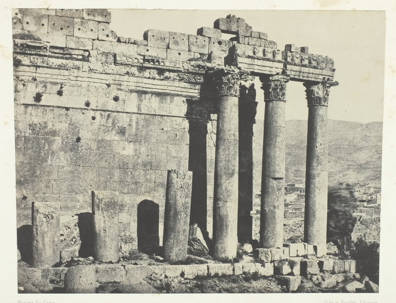 Baalbeck Heliopolis, Templo de Júpiter, Frente Ocidental, Síria, 1849-1951, impresso em 1852. de Maxime Du Camp