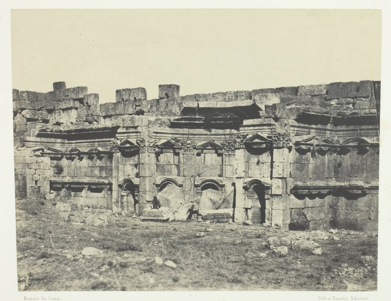 Baalbeck, Interior do Recinto dos Templos do Sol e Júpiter, Síria, 184951, impresso em 1852. de Maxime Du Camp