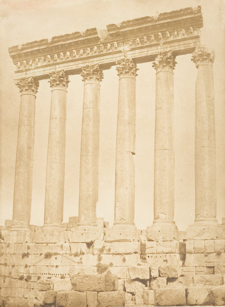 Colunata do Templo do Sol, em Baâlbek Héliopolis, setembro de 1850. de Maxime Du Camp