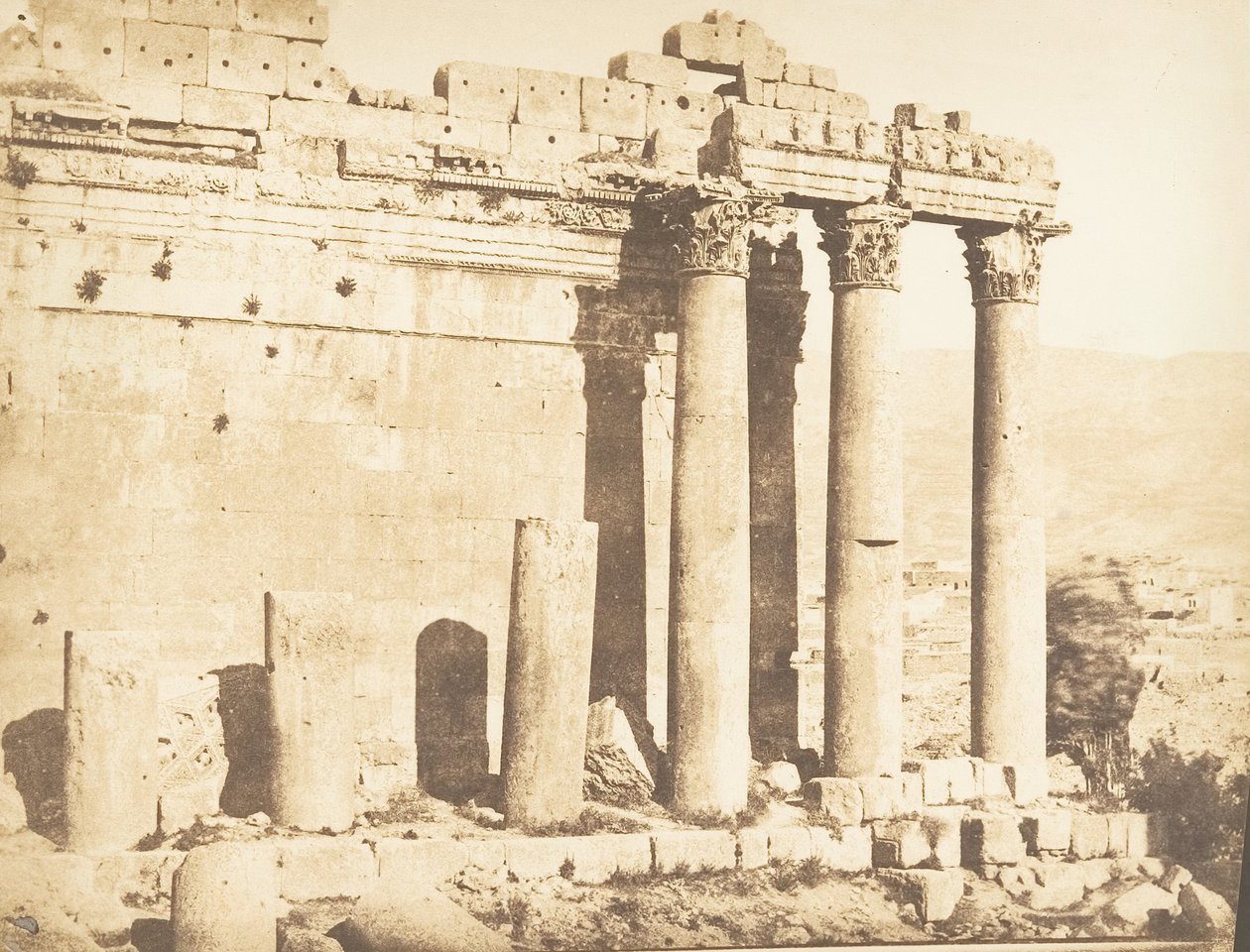 Colunata ocidental do Templo de Júpiter, Baâlbek Heliopolis, 15 de setembro de 1850. de Maxime Du Camp