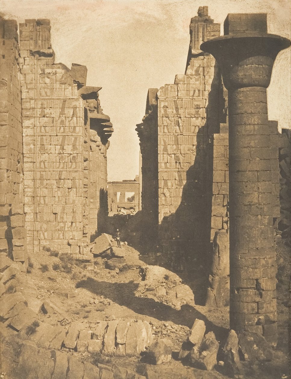 Corte dos Bubastites e entrada do Salão do Hipoestilo do Palácio de Karnac, Tebas, 1849-50. de Maxime Du Camp