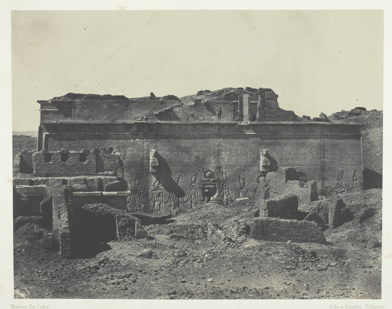 Fachada posterior, Grande Templo de Denderah Teutyres, Alto Egito, 184951, impresso em 1852. de Maxime Du Camp