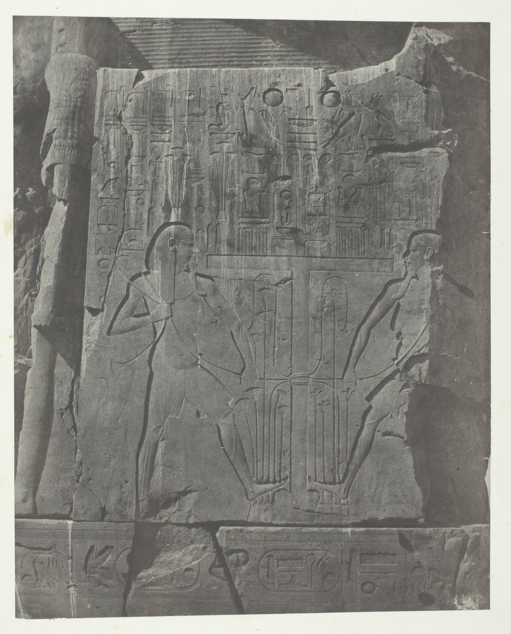 Gournah, Sculptures from the Throne of the Colossi, Thebes, 184951, impresso em 1852. de Maxime Du Camp