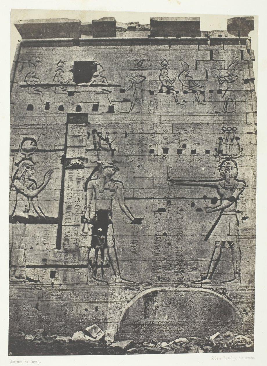 Grande Templo de Ísis em Philoe, Second Pylon, Nubia, 184951, impresso em 1852. de Maxime Du Camp
