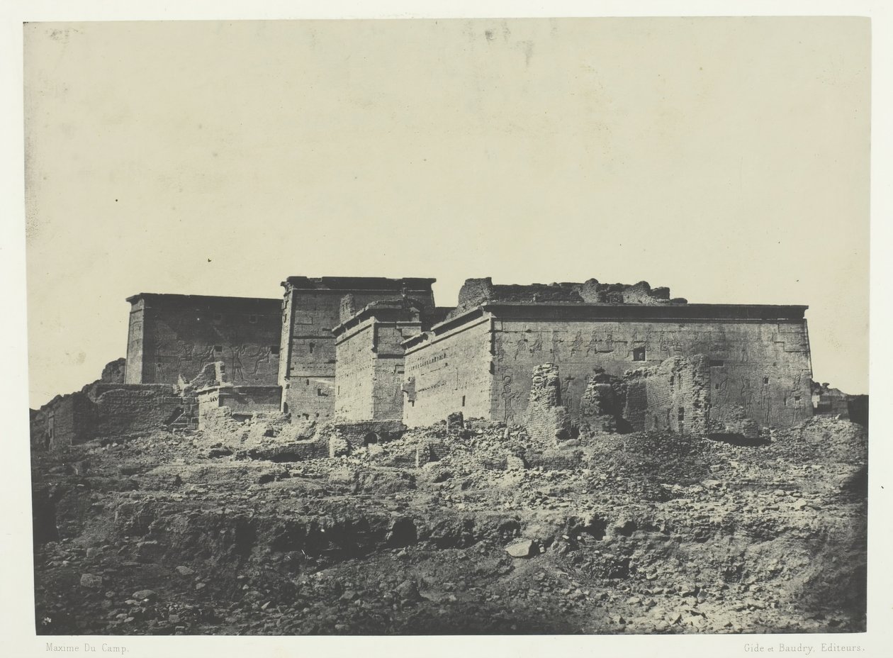Grande Templo de Ísis em Philoe, Vista Geral Tirada do Norte, Núbia, 184951, impressa em 1852. de Maxime Du Camp