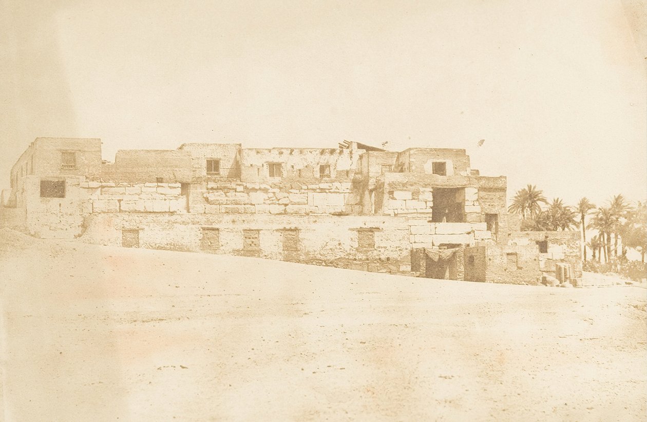 Moradia da tripulação do tímpano de Luxor, construída no terraço do Palácio, 1849-50. de Maxime Du Camp