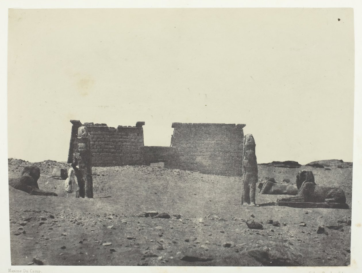 Hemi-Speos De Séboua, Drômos, Nubia, 184951, impresso em 1852. de Maxime Du Camp