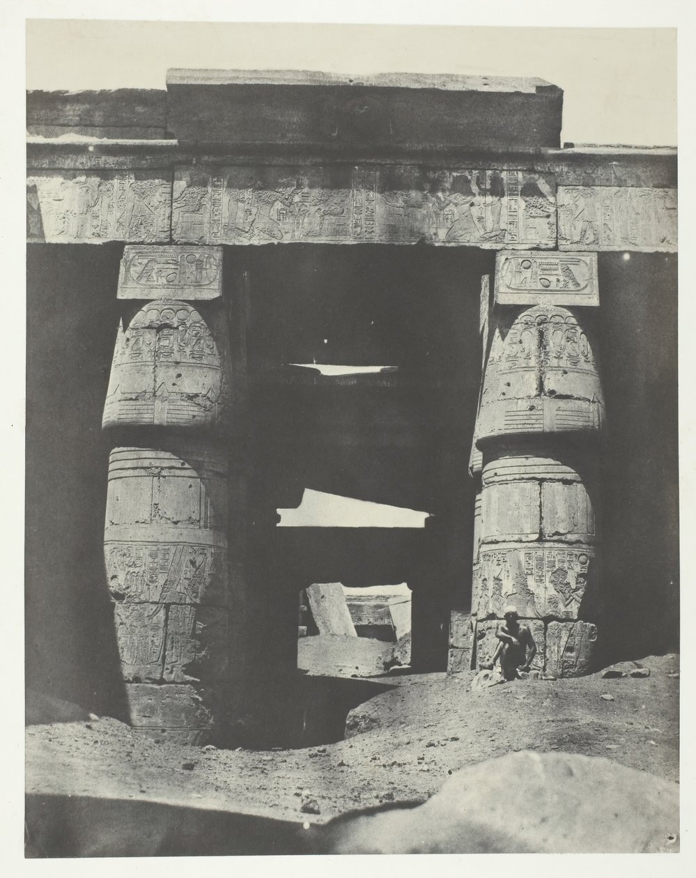 Karnak, Pórtico do Templo de Khons, Tebas, 184951, impresso em 1852. de Maxime Du Camp