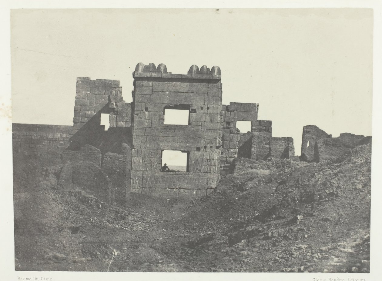 Medinet-Habu, Fachada Oriental do Gynaeceum de Ramsés-Meiamun, Tebas, 184951, impresso em 1852. de Maxime Du Camp