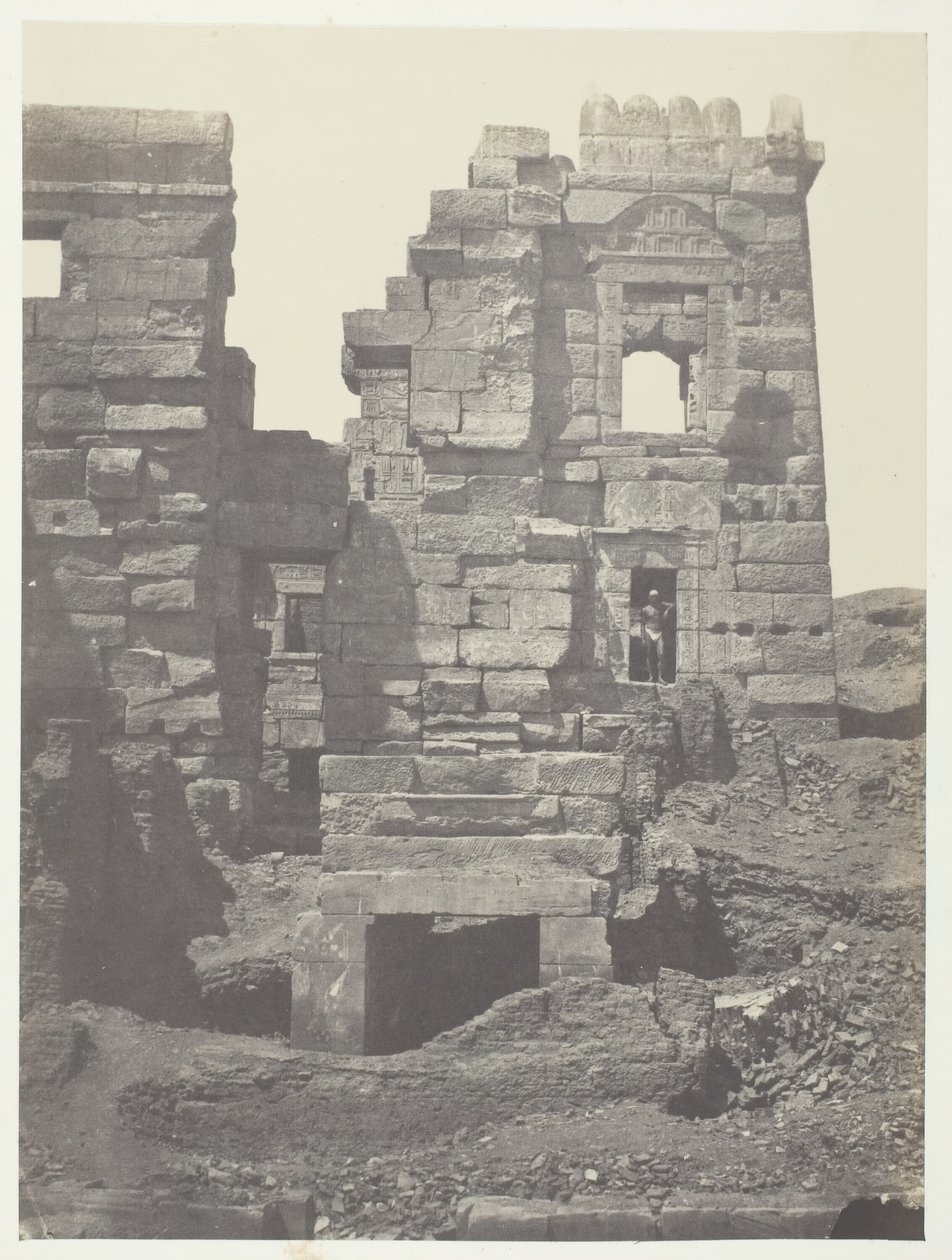 Medinet-Habou, fachada norte do gineceu de Ramsés-Méiamoun, Tebas, 184951. de Maxime Du Camp