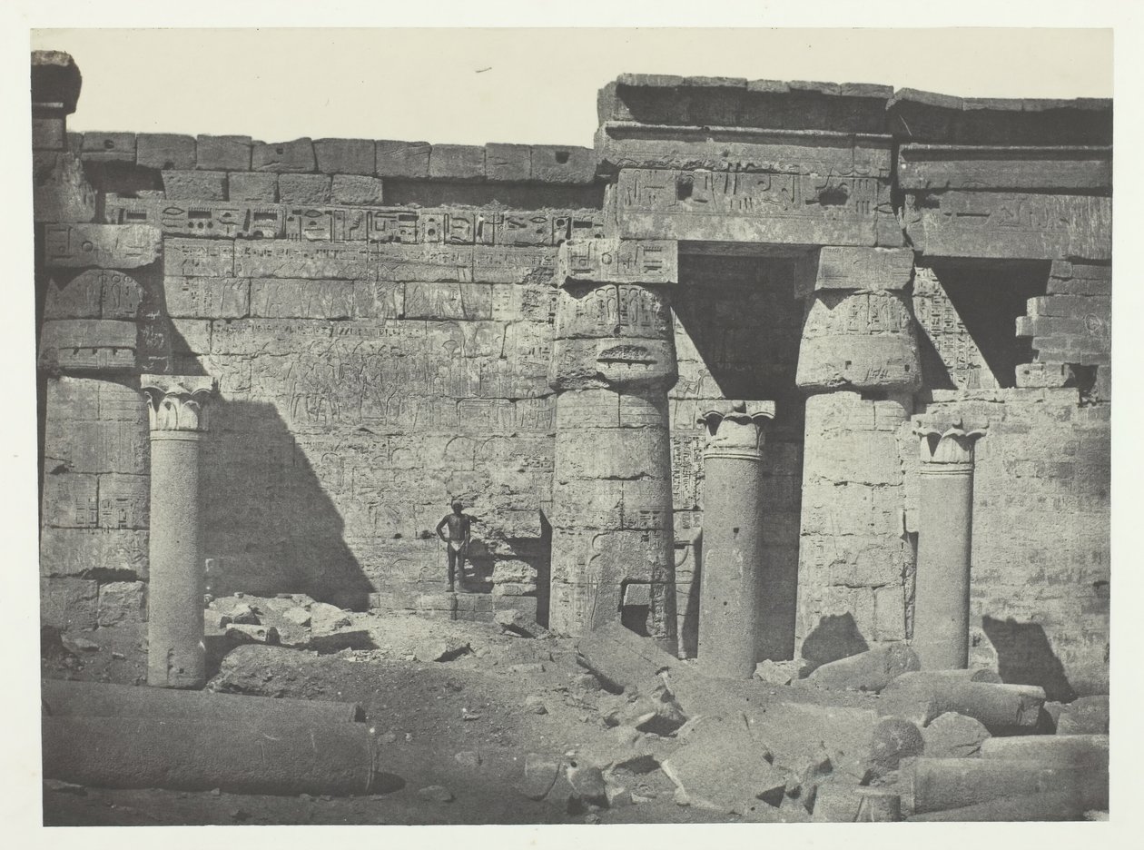 Medinet-Habu, Peristyle of the Palace of Ramses-Meiamun, Thebes, 184951, impresso em 1852. de Maxime Du Camp