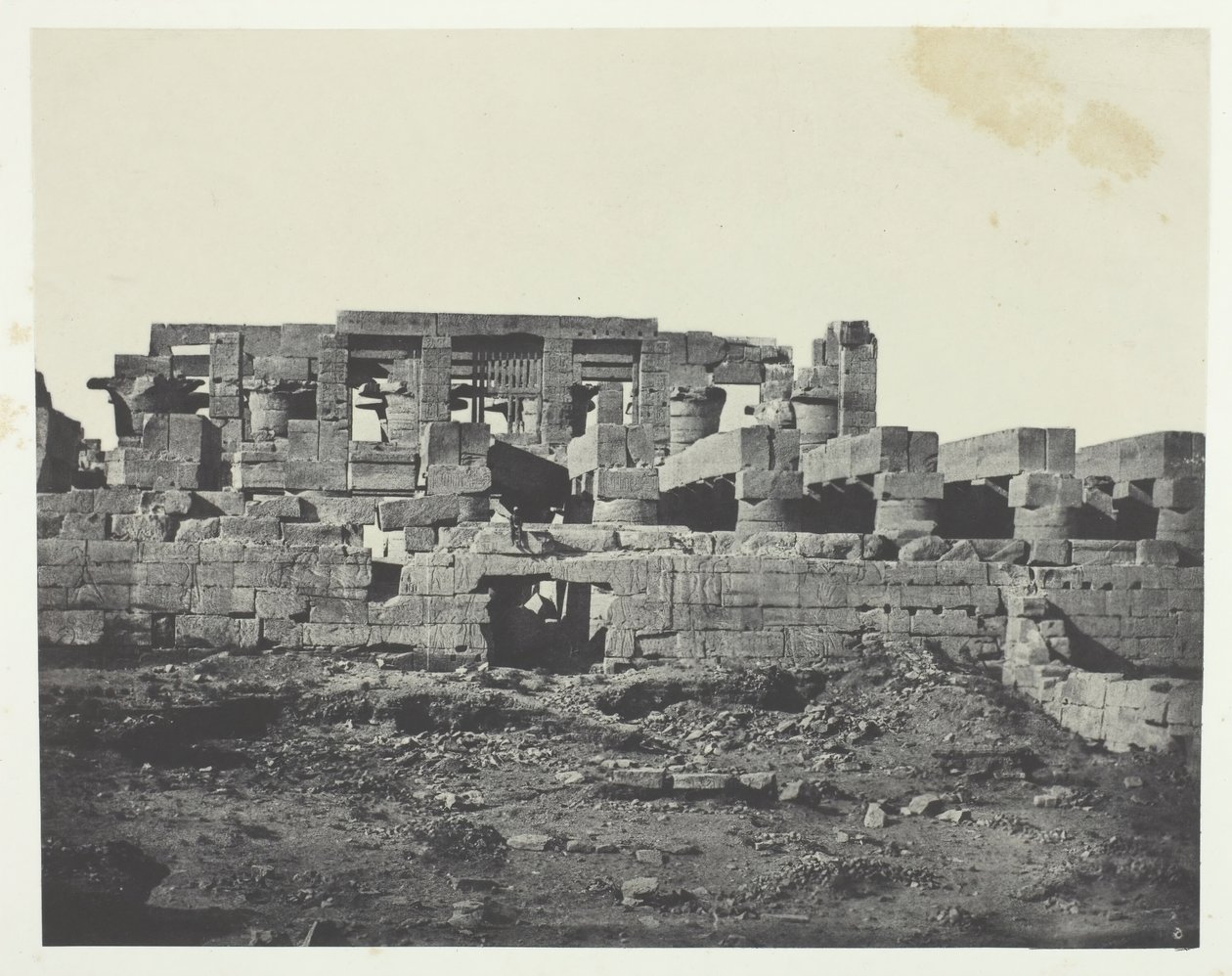 Palácio de Karnak, entrada sul do salão hipostilo, Tebas, 184951, impresso em 1852. de Maxime Du Camp
