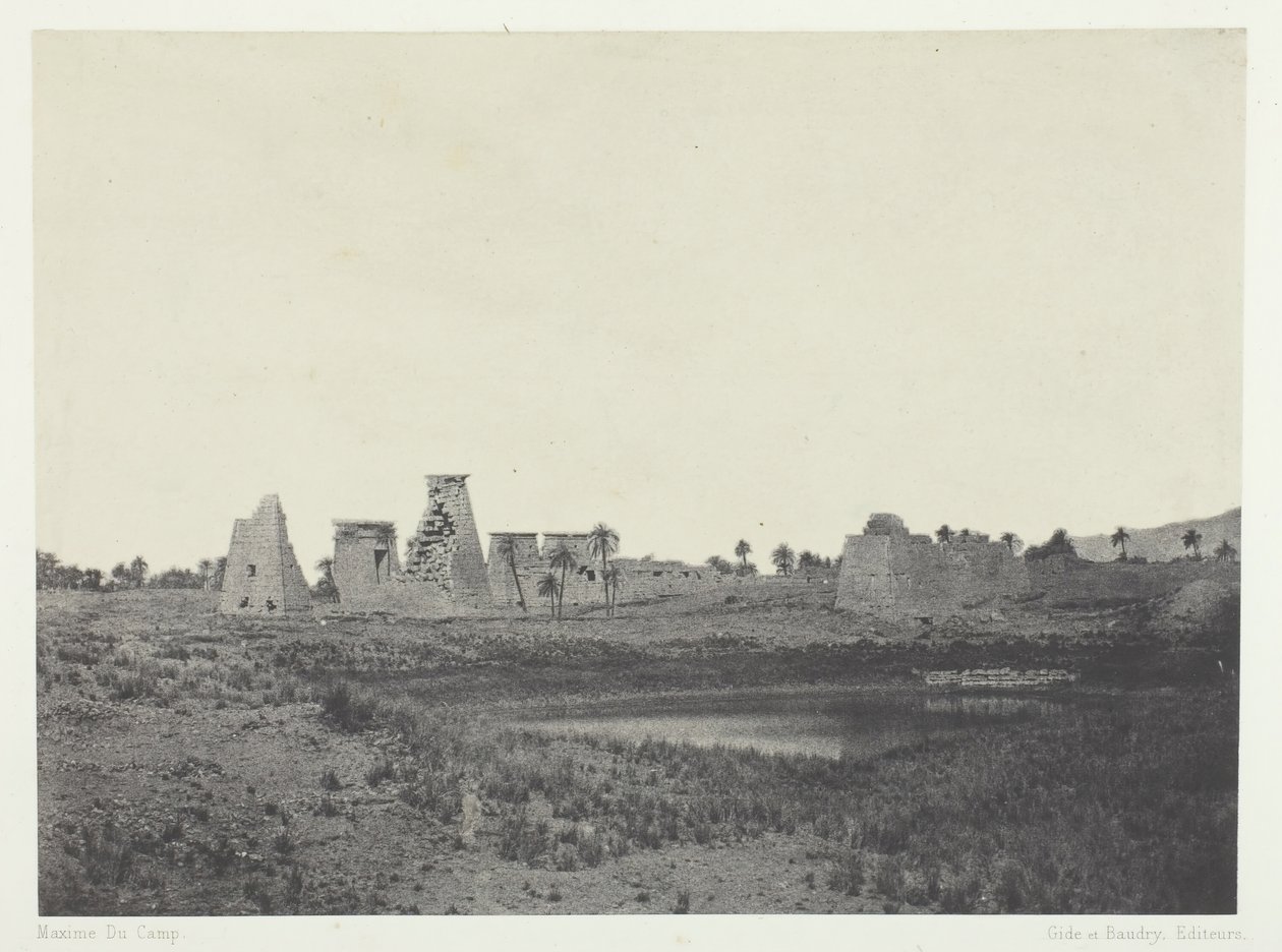 Karnak Palace, South Propylaea, Thebes, 184951, impresso em 1852. de Maxime Du Camp