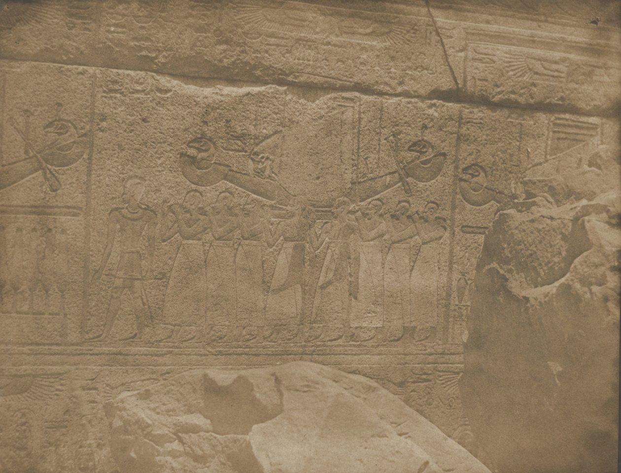 Karnak Palace, esculturas exteriores do santuário de granito, 1849-51. de Maxime Du Camp