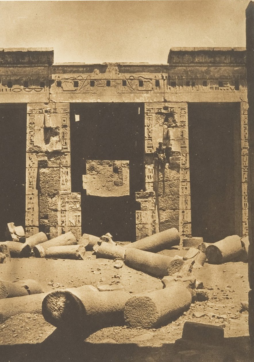 Pilares no pátio do palácio de Ramsés-Meiamun, Medinet-habu Tebas, 1849-50. de Maxime Du Camp