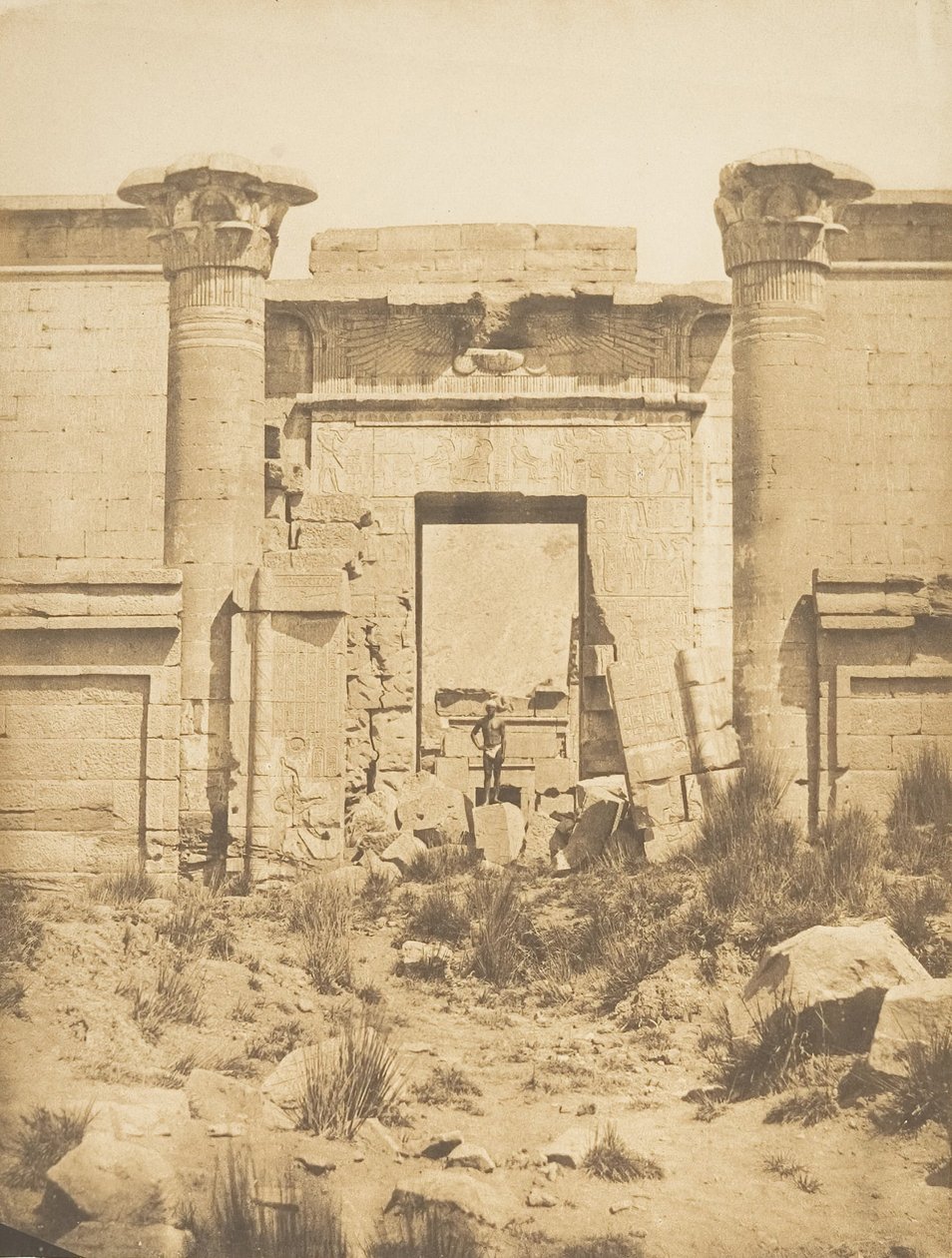 Propylaea of the Thutmoseum, em Medinet-habu Thebes, 1849-50. de Maxime Du Camp