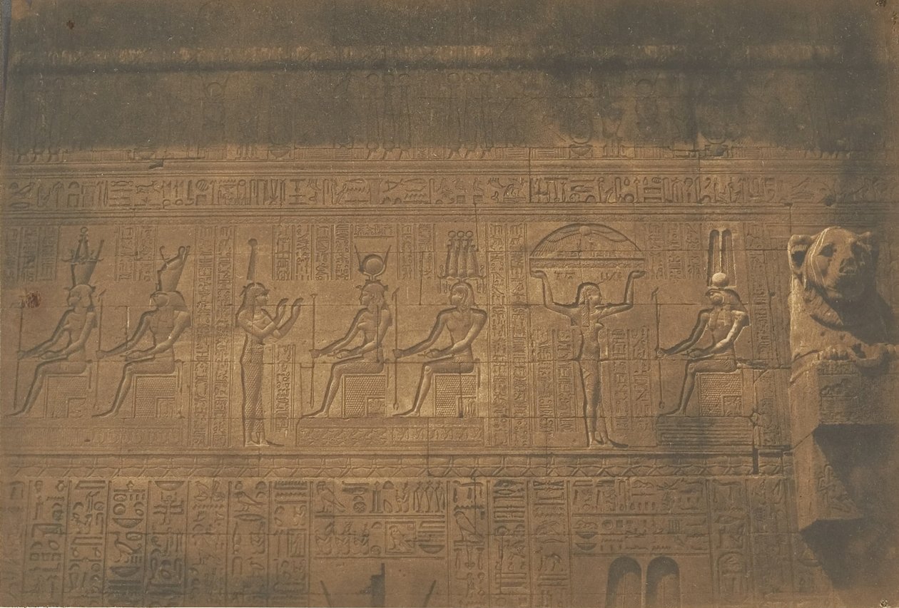 Esculturas na fachada posterior do grande Templo de Denderah Tentyris, 1849-50. de Maxime Du Camp