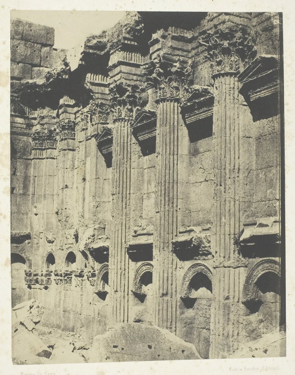Templo de Júpiter em Baalbeck Heliopolis, Interior de The Naos, Síria, 184951, impresso em 1852. de Maxime Du Camp