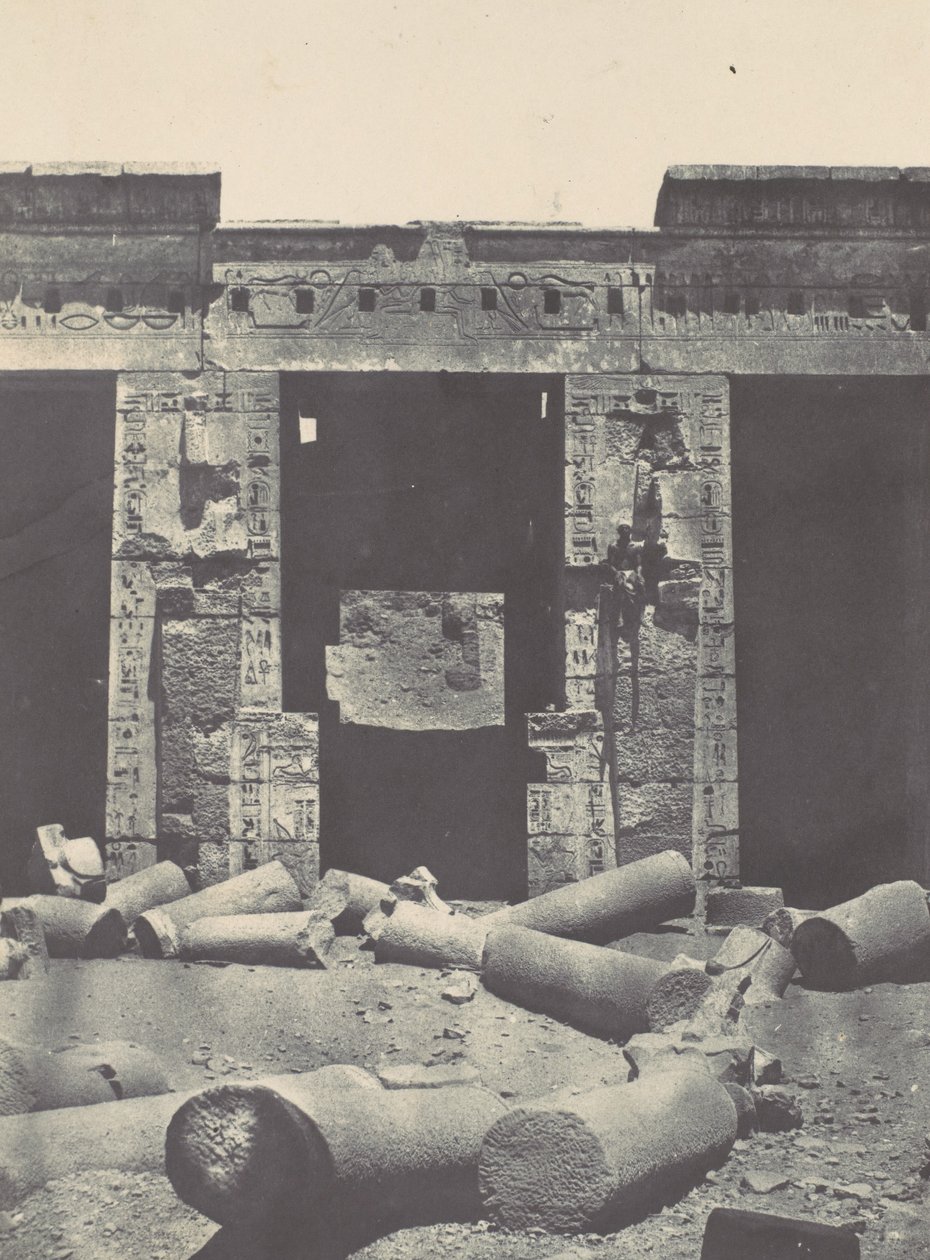 Tebas. Medinet-Habu. Parte oriental do Peristilo do Palácio de Ramsés-Meiamun, 1850. de Maxime Du Camp