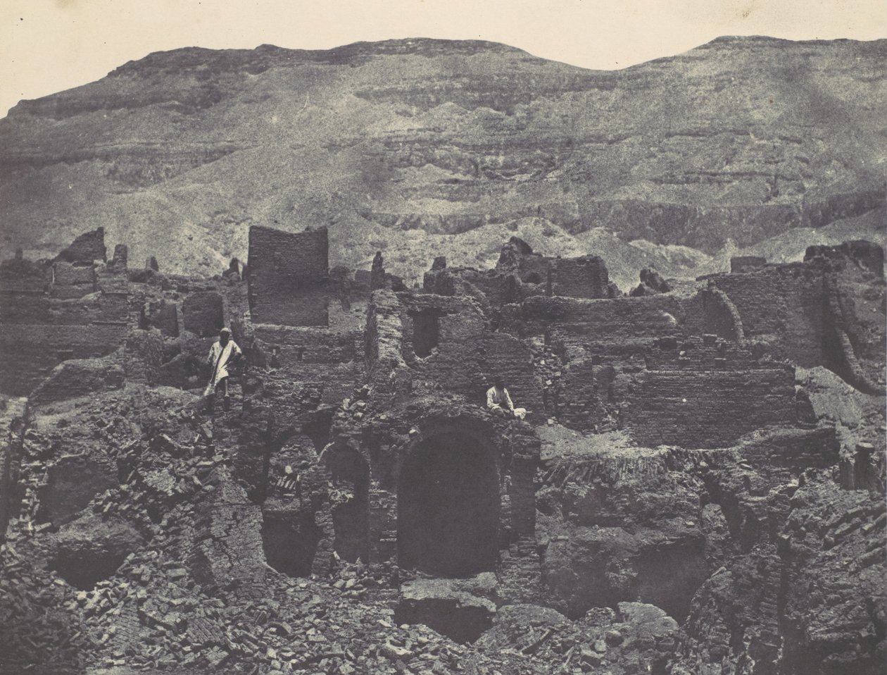 Tebas. Medinet-Habou. Ruínas da cidade de Papa, 1850. de Maxime Du Camp
