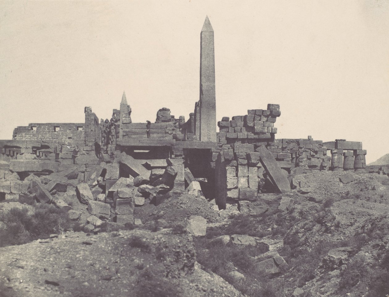 Tebas. Palácio de Karnak. Santuário de granito e salão hipostilo, 1850. de Maxime Du Camp