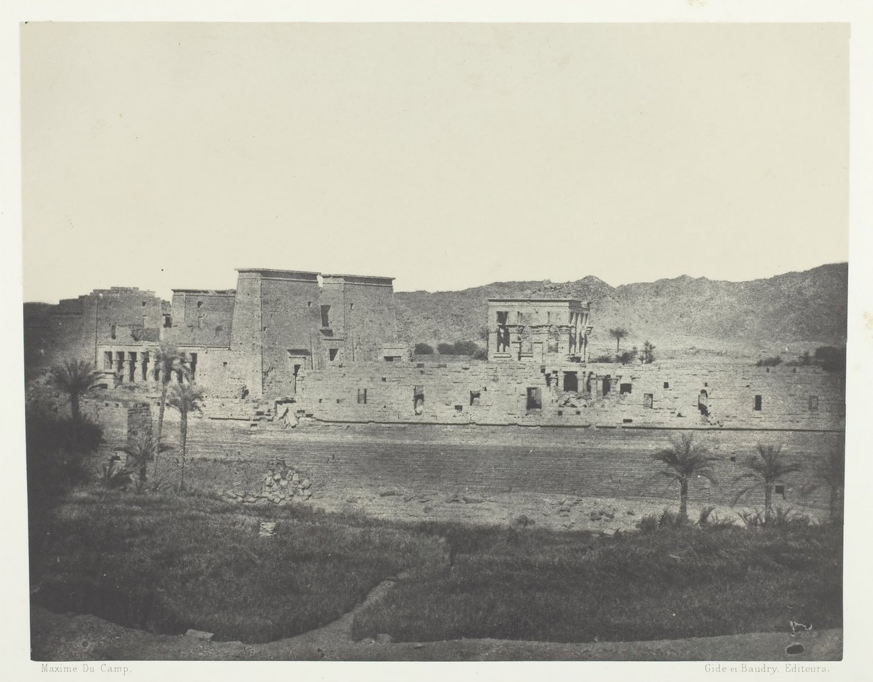 Vista tirada da ilha de Beghé, West, Philoe, Nubia, 184951, impressa em 1852. de Maxime Du Camp