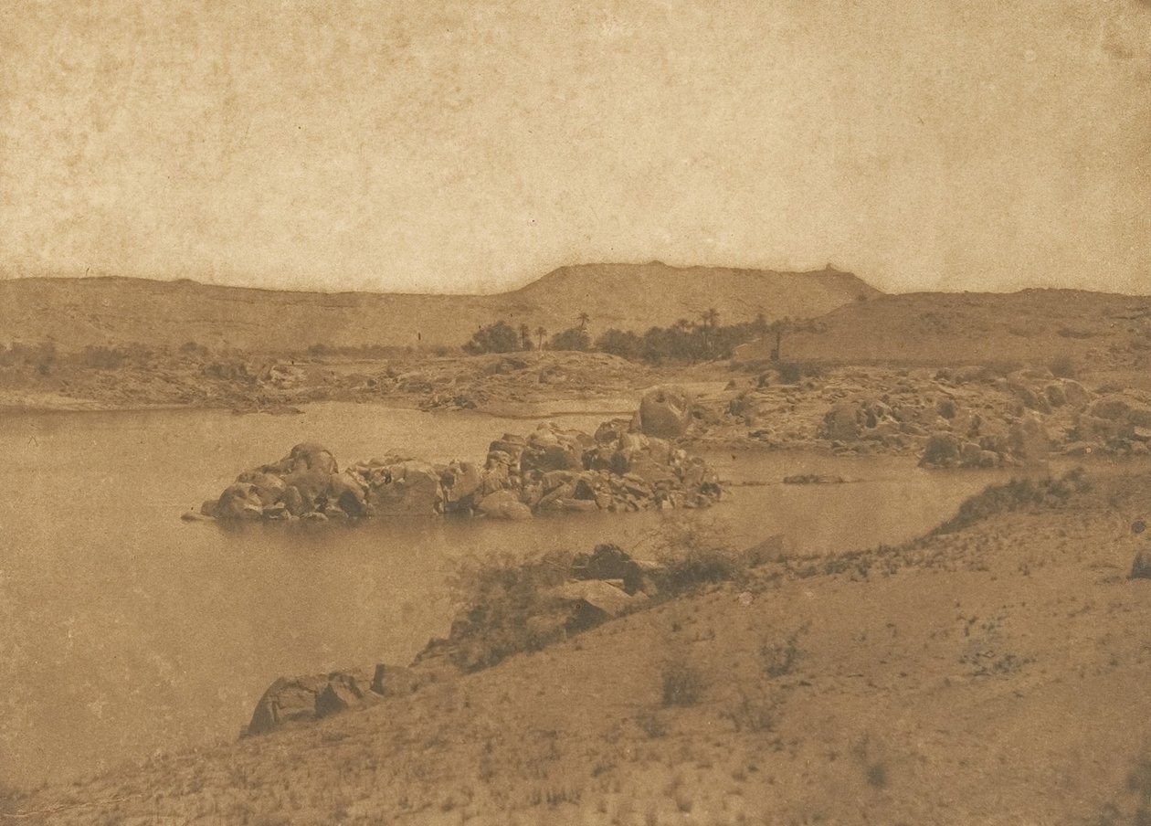 Vista da primeira catarata, tirada do oeste, entre Aswan e Philae, 1849-50. de Maxime Du Camp