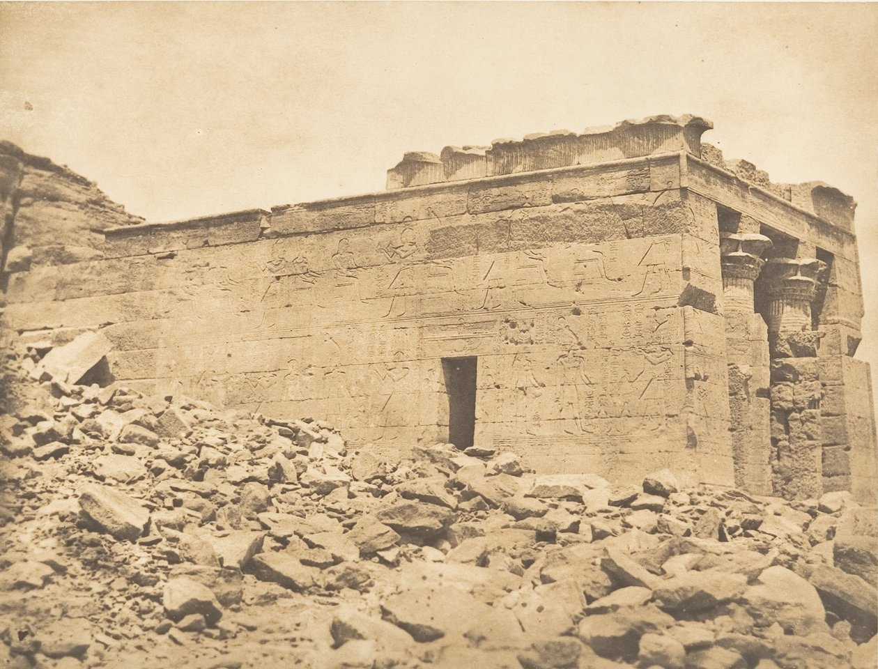 Vista dos pronaos do Templo do Trópico de Câncer de Dandur, 7 de abril de 1850. de Maxime Du Camp