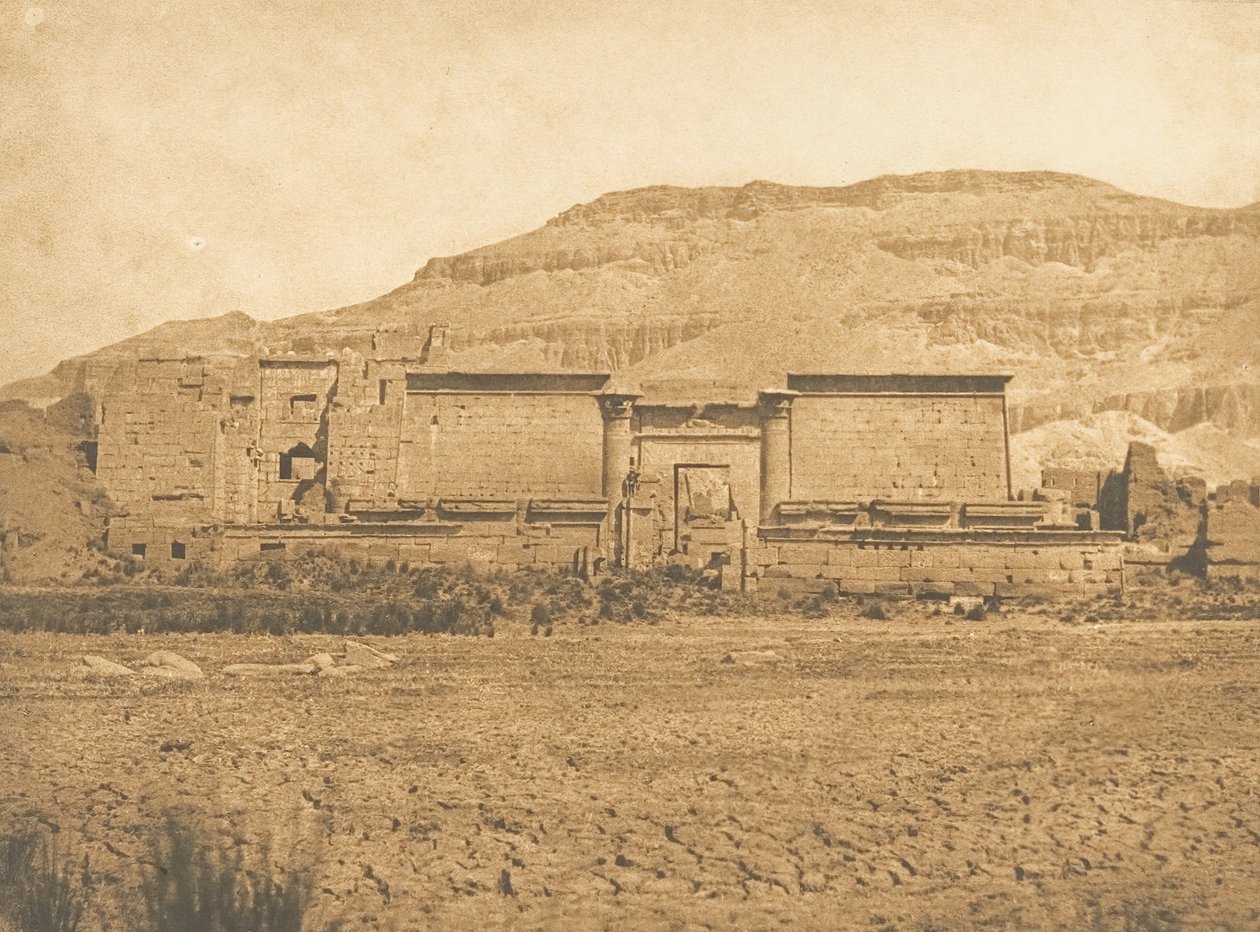Vista geral de Madinat Habu, tirada de East Thebes, 1849-50. de Maxime Du Camp